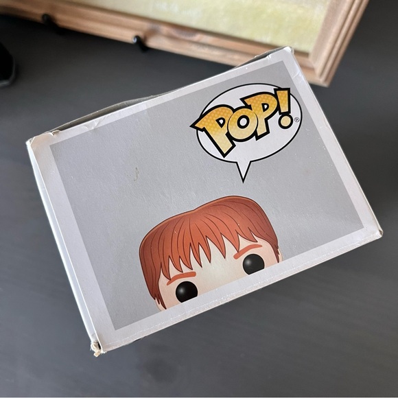 (Damaged box) | Vaulted #33 Fred Weasley Funko Pop Figure - Picture 4 of 10